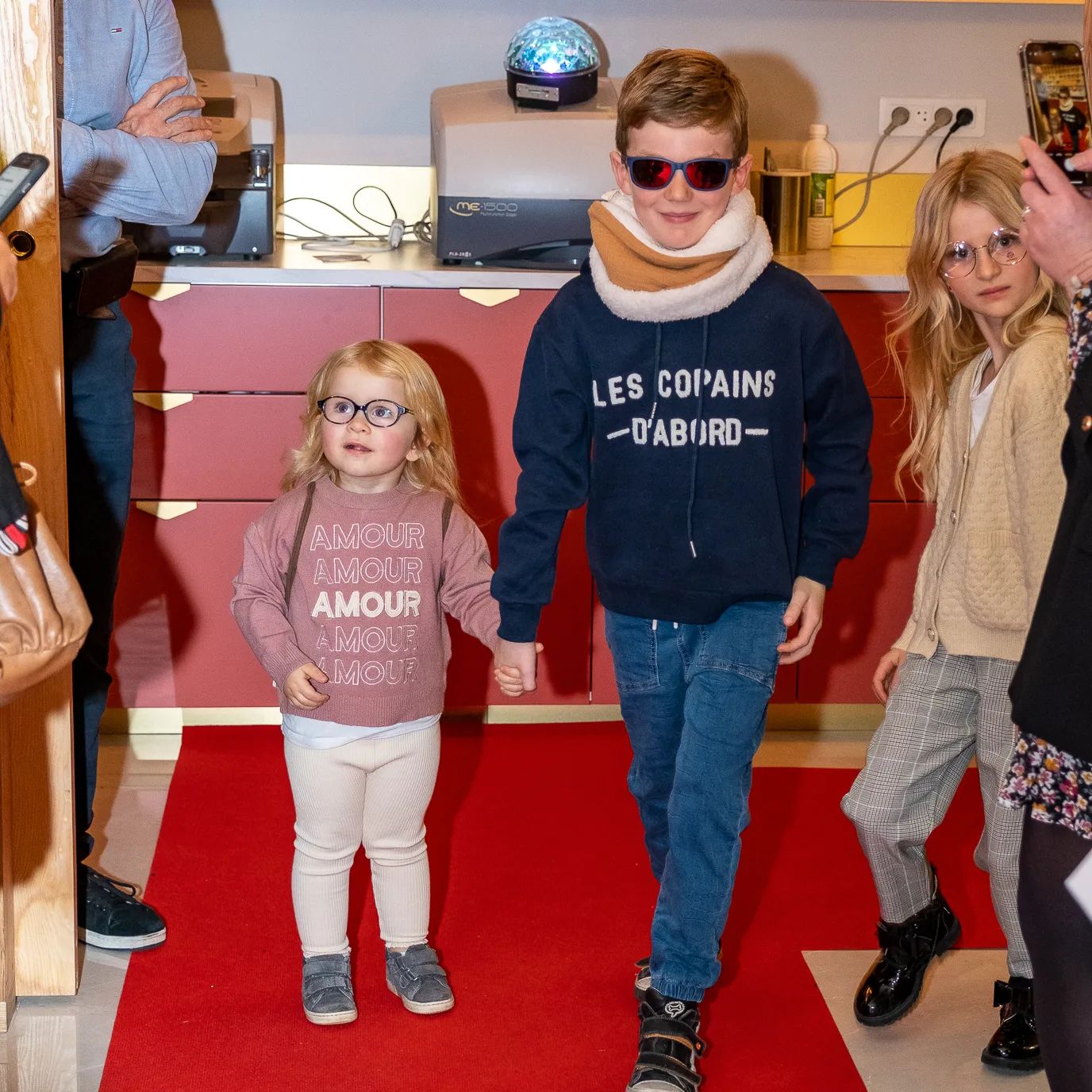 Ici lors du fashion show, les enfants défilent avec des tenues de chez @maisonninos @sarahrdvg.

Ophélie porte des lunettes @eyeleteyewear et Jules porte des lunettes de soleil @cebe_eyewear 

#lescopains #lescopainsdabord #amour#mode #défilé #fashion #fashionshow #amiens#protegezvosyeux #soleil #solaires #lunettes #opticien #ola #amiens #amiensmaville❤️

Photo by @franck.burjes